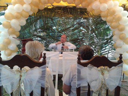 Pbro. Jonás Aquino predicando en un aniversario de 50 años